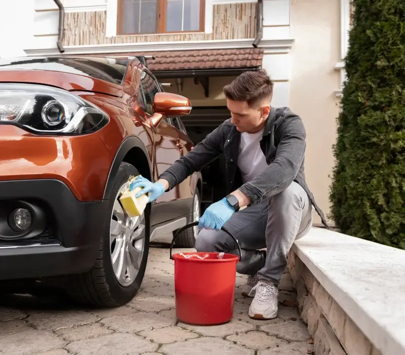 Lavage auto à domicile Broin : professionnel intervenant sur un véhicule